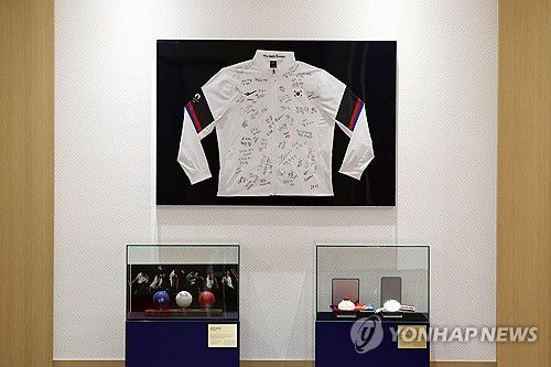 대통령실, 파리 패럴림픽 선물 보치아 선수복·경기공 전시(서울=연합뉴스) 진성철 기자 = 대통령실은 윤석열 대통령 부부가 2024 파리 패럴림픽 선수단으로부터 선물 받은 보치아 선수복과 경기공을 집무실 복도에 전시했다고 29일 알렸다.   2024.9.29  [대통령실 제공. 재판매 및 DB 금지] zjin@yna.co.kr