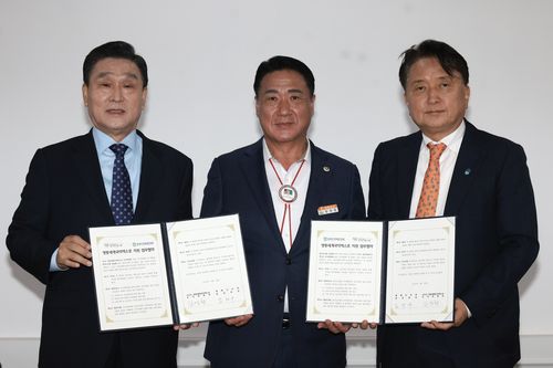 왼쪽부터 김정구 충북도민회 회장, 정영철 영동군수, 김영환 충북지사[충북도 제공. 재판매 및 DB 금지]