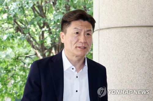 '이태원 참사 부실 대응' 이임재 전 용산서장 공판 출석(서울=연합뉴스) 임화영 기자 = 이태원 참사 당시 부실 대응한 혐의 등으로 기소된 이임재 전 용산경찰서장이 21일 오후 서울서부지법에서 열린 관련 공판에 출석하고 있다. 2023.8.21 hwayoung7@yna.co.kr