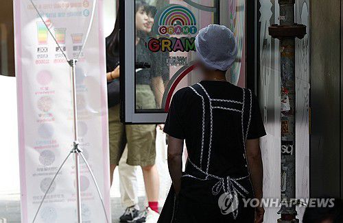 '한계 몰린 자영업'(서울=연합뉴스) 김인철 기자 = 22일 서울 중구 명동거리의 한 음식점 앞에서 식당 관계자가 잠시 휴식을 취하고 있다.     지난 2022년 개인사업자 종합소득세 신고분 1천146만4천368건 가운데 860만9천18건(75.1%)이 월소득 100만원(연 1천200만원) 미만으로, 개인사업자 4명 중 3명꼴로 한 달 소득(종합소득세 신고분)이 100만원에도 미치지 못하는 것으로 나타났다. 2024.9.22 yatoya@yna.co.kr