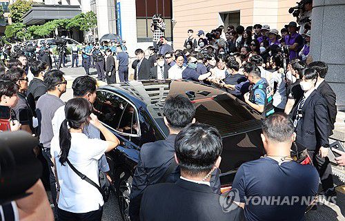 유가족 항의 속 서부지법 떠나는 이임재(서울=연합뉴스) 김도훈 기자 = 이임재 전 용산경찰서장이 30일 오후 서울 마포구 서울서부지방법원에서 열린 이태원 참사 부실대응 관련 1심 선고에서 금고 3년 형을 선고받은 뒤 유가족의 항의 속에 차량에 탑승해 청사를 나서고 있다. 2024.9.30 superdoo82@yna.co.kr