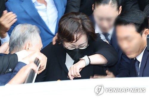 박희영 '경호 인력에 둘러싸여 도망가듯'(서울=연합뉴스) 김도훈 기자 = 박희영 용산구청장이 30일 오후 서울 마포구 서울서부지방법원에서 열린 이태원 참사 부실 대응 관련 1심 선고에서 무죄를 선고받은 뒤 청사를 나서고 있다. 2024.9.30 superdoo82@yna.co.kr