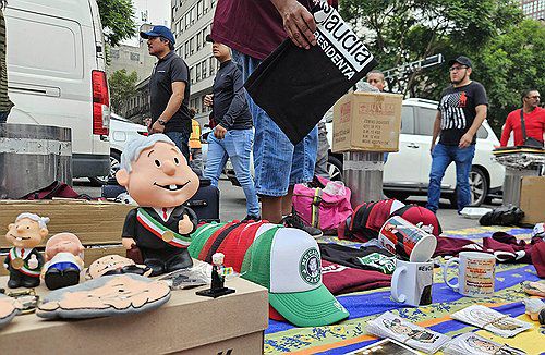 좌판에 전시된 멕시코 대통령 인형과 기념품[촬영 이재림 특파원]