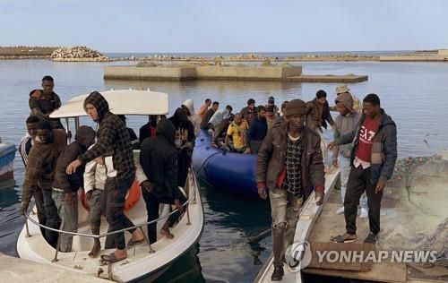 작년 4월 리비아 해역에서 구조된 아프리카 이주민들[EPA 연합뉴스 자료 사진. 이 사진은 기사 내용과 무관합니다]