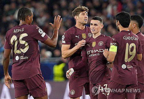 동료의 축하를 받는 필 포든(47)[EPA=연합뉴스]