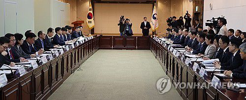 발언하는 한덕수 국무총리(서울=연합뉴스) 최재구 기자 = 한덕수 국무총리가 2일 서울 종로구 정부서울청사에서 열린 2025년 APEC 정상회의 준비위원회 회의에서 발언하고 있다. 2024.10.2 jjaeck9@yna.co.kr