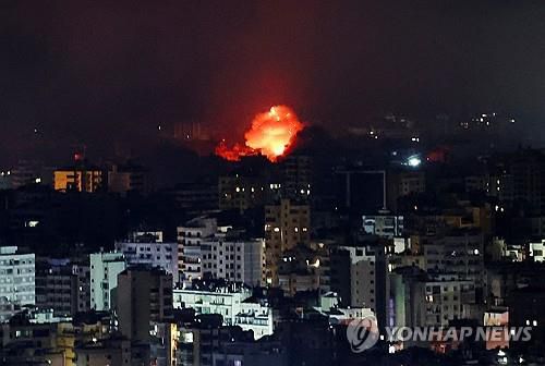 3일 이스라엘의 공습으로 베이루트 남부에서 화염이 솟아오르고 있다 [로이터 연합뉴스 자료사진]