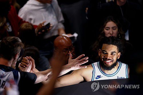 팬들과 인사하는 타운스[EPA=연합뉴스]