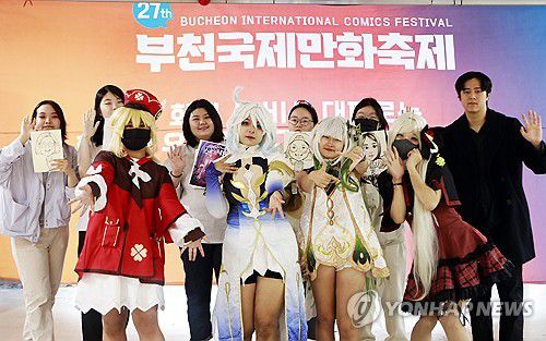 제27회 부천국제만화축제(서울=연합뉴스) 3일 경기 부천시 만화영상진흥원에서 열린 제27회 부천국제만화축제에서 부천대학교 영상&게임콘텐츠과 만화 콘텐츠 동아리 학생들이 기념 촬영하고 있다. 2024.10.3 [부천대학교 제공. 재판매 및 DB 금지] photo@yna.co.kr