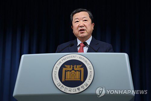 박춘섭 경제수석, 윤 대통령 동남아 순방 브리핑(서울=연합뉴스) 진성철 기자 = 박춘섭 대통령실 경제수석이 3일 서울 용산 대통령실 청사에서 윤석열 대통령의 필리핀·싱가포르 방문 및 라오스 아세안 관련 정상회의 참석에 대해 브리핑하고 있다. 2024.10.3 zjin@yna.co.kr