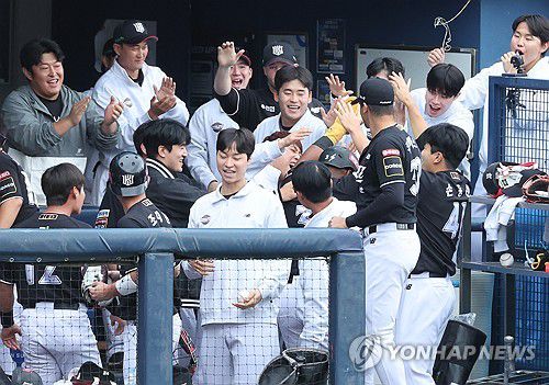 준플레이오프가 보인다(서울=연합뉴스) 임화영 기자 = 3일 서울 잠실야구장에서 열린 2024 신한 SOL뱅크 KBO 포스트시즌 와일드카드 결정 2차전 kt wiz와 두산 베어스의 경기. 6회초 1사 3루 kt 강백호의 1타점 적시타 때 홈인한 로하스가 동료들과 기뻐하고 있다. 2024.10.3 hwayoung7@yna.co.kr
