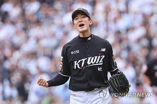 8회말 무실점으로 막아낸 고영표(서울=연합뉴스) 신현우 기자 = 3일 서울 잠실야구장에서 열린 2024 신한 SOL뱅크 KBO 포스트시즌 와일드카드 결정 2차전 kt wiz와 두산 베어스의 경기. 8회말 교체투입된 kt 고영표가 삼자범퇴로 이닝을 마친 뒤 더그아웃으로 향하며 환호하고 있다. 2024.10.3 nowwego@yna.co.kr