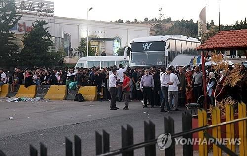 마스나 국경 검문소에 몰려든 피란민들[EPA=연합뉴스 자료사진. 재판매 및 DB 금지]