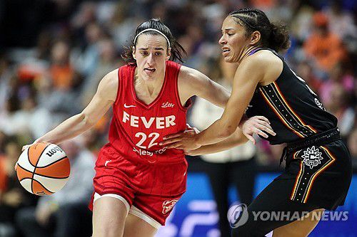 케이틀린 클라크(왼쪽)[로이터=연합뉴스] Mandatory Credit: Paul Rutherford-Imagn Images