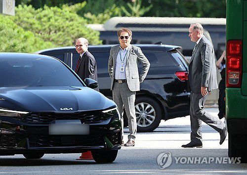 한미 방위비협상 회의 향하는 협상단(서울=연합뉴스) 김성민 기자 = 지난 6월 제12차 한미 방위비분담특별협정(SMA) 체결을 위한 4차 회의에 참석하는 협상단이 회의 장소인 서울 동대문구 한국국방연구원으로 들어서고 있다. 2024.6.25 ksm7976@yna.co.kr