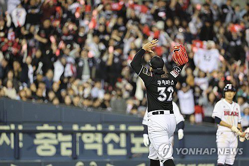 6회말까지 무실점, 쿠에바스 두손 번쩍!(서울=연합뉴스) 박동주 기자 = 2일 서울 잠실야구장에서 열린 프로야구 와일드카드 결정 1차전 두산 베어스와 kt wiz의 경기.      kt 선발투수 쿠에바스가 6회말까지 무실점을 이어가며 기뻐하고 있다. 2024.10.2 pdj6635@yna.co.kr