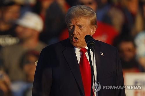 피격당한 장소인 버틀러 다시 찾아 유세하는 트럼프[AFP=연합뉴스.재판매 및 DB금지]