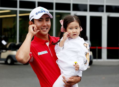 딸 다인을 안고 기뻐하는 이수민.[KPGA 제공. 재판매 및 DB 금지]