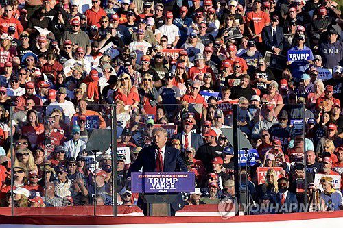 피격현장 버틀러 다시 찾아 연설하는 트럼프 [UPI=연합뉴스]