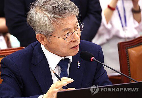 발언하는 민형배 의원(서울=연합뉴스) 신준희 기자 = 더불어민주당 민형배 의원이 8일 국회에서 열린 문화체육관광위원회에서 의사진행 발언을 하고 있다. 2024.7.8 hama@yna.co.kr