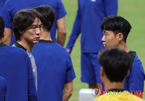 훈련 준비하는 홍명보 감독과 손흥민(고양=연합뉴스) 임화영 기자 = 홍명보 축구 대표팀 감독(왼쪽)과 손흥민이 3일 경기 고양종합운동장에서 2026 북중미 월드컵 아시아지역 3차 예선을 앞두고 훈련에 나서고 있다. 2024.9.3 hwayoung7@yna.co.kr