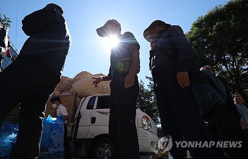 오늘은 노인의 날, 식사 위해 대기하는 어르신들(서울=연합뉴스) 김도훈 기자 = 노인의 날인 2일 서울 종로구 탑골공원 원각사 노인 무료급식소 앞에 어르신들이 점심식사를 위해 줄지어 서 있다. 2024.10.2 superdoo82@yna.co.kr