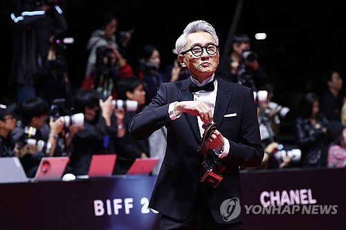 간식 들고 레드카펫 밟는 마쓰시게 유타카(부산=연합뉴스) 진연수 기자 = 배우 마쓰시게 유타카가 2일 오후 부산 해운대구 영화의 전당에서 열린 제29회 부산국제영화제(BIFF) 개막식에서 레드카펫을 밟고 있다. 2024.10.2 jin90@yna.co.kr