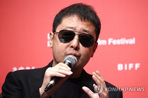 지아장커가 말하는 현대 중국사회(부산=연합뉴스) 진연수 기자 = 지아장커 감독이 5일 오후 부산 해운대구 신세계백화점 센텀시티점 문화홀에서 열린 제29회 부산국제영화제(BIFF) 갈라 프레젠테이션 '풍류일대' 기자회견에서 질문에 답하고 있다. 2024.10.5 jin90@yna.co.kr