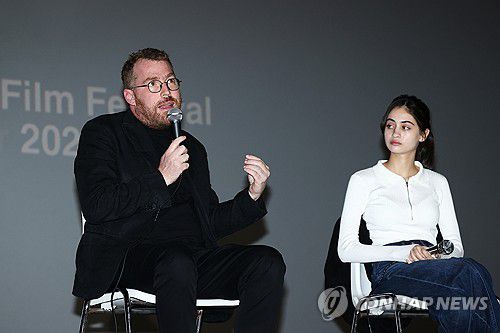 부산국제영화제 관객과의 대화 갖는 대니 로젠버그 감독(부산=연합뉴스) 진연수 기자 = 대니 로젠버그 감독이 5일 오후 부산 해운대구 CGV 센텀시티에서 열린 제29회 부산국제영화제 초청작 이스라엘 영화 '개와 사람에 관하여' 관객과의 대화(GV)에서 질문에 답하고 있다. 2024.10.5 jin90@yna.co.kr