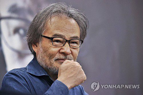 질문 듣는 구로사와 기요시 감독(부산=연합뉴스) 진연수 기자 = 구로사와 기요시 감독이 6일 오전 부산 해운대구 영상산업센터에서 열린 제29회 부산국제영화제(BIFF) 마스터클래스 '구로사와 기요시: 장르영화의 최전선'에서 질문을 듣고 있다. 2024.10.6 jin90@yna.co.kr