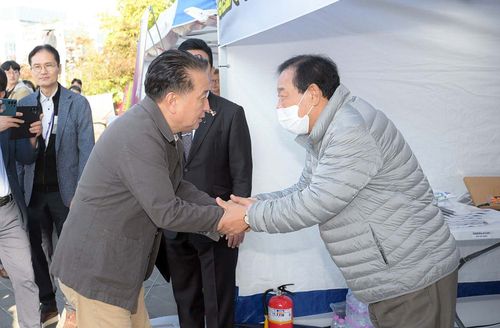 최민호 농성장 찾은 김영환 충북지사 김영환 충북지사(왼쪽)가 9일 오전 최민호 세종시장의 단식농성장을 찾아 인사하고 있다.