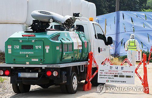 경기 안성 한우농장서 럼피스킨 발생(안성=연합뉴스) 홍기원 기자 = 13일 오전 올해 첫 럼피스킨이 발생한 경기도 안성시의 한 한우농장 출입이 통제되고 있다. 2024.8.13 xanadu@yna.co.kr