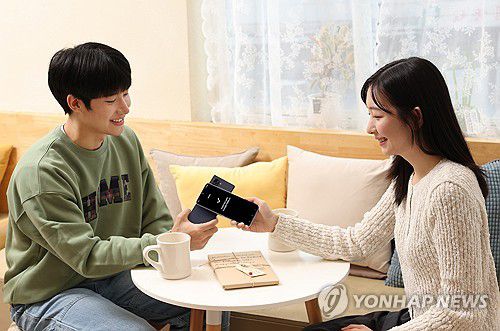 삼성전자, 삼성월렛 '탭 이체' 기능 도입(서울=연합뉴스) 삼성전자가 '삼성월렛'에 갤럭시 스마트폰의 삼성월렛 사용자끼리 단말기 뒷면을 서로 맞대면 계좌이체를 가능하게 하는 '탭 이체(Tap to Transfer)' 기능을 10일부터 도입한다고 밝혔다. 사진은 모델들이 삼성월렛 '탭 이체' 기능을 시연하는 모습. 2024.10.10 [삼성전자 제공. 재판매 및 DB 금지] photo@yna.co.kr