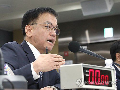 답변하는 최상목 경제부총리(세종=연합뉴스) 배재만 기자 = 최상목 부총리 겸 기획재정부 장관이 10일 오전 정부세종청사에서 열린 국회 기획재정위 국정감사에서 위원들의 질의에 답하고 있다. 2024.10.10 scoop@yna.co.kr