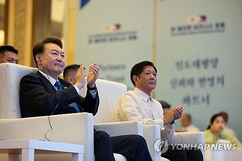 윤석열 대통령, 한·필리핀 비즈니스 포럼 참석    (마닐라=연합뉴스) 진성철 기자 = 윤석열 대통령이 7일 오후(현지시간) 필리핀 마닐라의 한 호텔에서 열린 한·필리핀 비즈니스 포럼에 페르디난드 마르코스 필리핀 대통령과 함께 참석해 박수치고 있다. 2024.10.7 [공동취재]     zjin@yna.co.kr (끝)