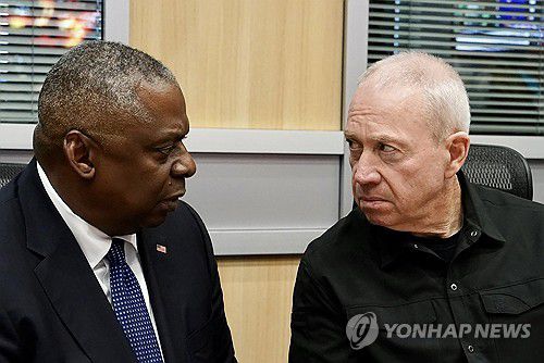 로이드 오스틴 미 국방부장관(왼쪽)과 요아브 갈란트 이스라엘 국방부장관(오른쪽)[UPI 연합뉴스. 재판매 및 DB 금지]