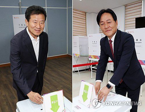 사전 투표하는 여야 강화군수 후보들(인천=연합뉴스) 김상연 기자 = 10·16 재보궐선거 사전투표 첫날인 11일 오전 인천시 강화군 사전투표소에서 더불어민주당 한연희 후보(왼쪽)와 국민의힘 박용철 후보가 투표하고 있다. 2024.10.11 goodluck@yna.co.kr