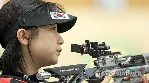 10ｍ 공기소총 세계랭킹 1위 반효진 전국체전 출전(창원=연합뉴스) 김동민 기자 = 11일 경남 창원국제사격장에서 열린 제105회 전국체전 여자부 일반공기소총 경기에서 반효진 선수가 격발을 준비하고 있다.      반효진은 2024 파리 하계올림픽에서 금메달을 딴 선수로, 대한민국 역대 하계올림픽 100번째 금메달 주인공이다. 2024.10.11 image@yna.co.kr