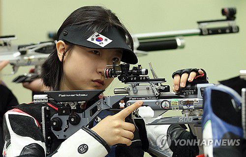 10ｍ 공기소총 세계랭킹 1위 반효진 전국체전 출전(창원=연합뉴스) 김동민 기자 = 11일 경남 창원국제사격장에서 열린 제105회 전국체전 여자부 일반공기소총 경기에서 반효진 선수가 격발을 준비하고 있다.      반효진은 2024 파리 하계올림픽에서 금메달을 딴 선수로, 대한민국 역대 하계올림픽 100번째 금메달 주인공이다. 2024.10.11 image@yna.co.kr