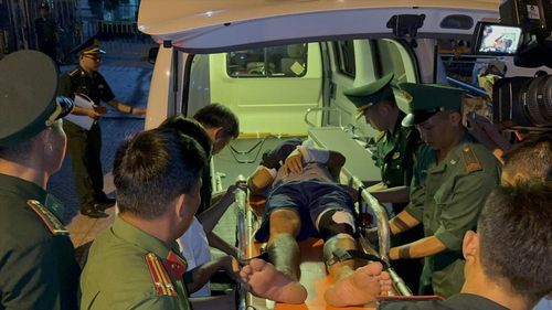남중국해서 조업하다 폭행당한 베트남 어민지난달 29일(현지시간) 남중국해 파라셀 군도(중국명 시사군도, 베트남명 호앙사 군도)에서 조업하다가 외국 선박에 탄 사람들의 공격을 받아 다리 등에 부상을 입은 베트남 어민이 베트남 중부 꽝응아이성에 도착해 구급차로 옮겨지는 모습. 2024.10.12  [띠엔퐁 홈페이지 캡처. 재판매 및 DB 금지]