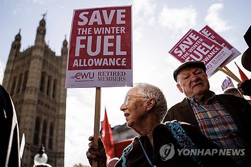 난방비 삭감 반대 시위[EPA 연합뉴스 자료사진. 재판매 및 DB 금지]
