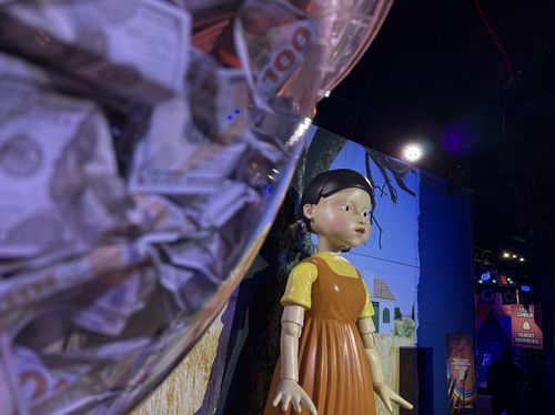 뉴욕 코리아타운에 오징어게임 체험존 개장(뉴욕=연합뉴스) 넷플릭스는 뉴욕 맨해튼 코리아타운 인근 맨해튼몰에 '오징어게임: 경험'(Squid Game: The Experience)을 개설했다고 12일(현지시간) 밝혔다. 사진은 체험장 입구에 전시된 오징어게임 시즌1 등장 모형 '영희' [넷플릭스 제공. 재판매 및 DB 금지] 2024.10.12 photo@yna.co.kr