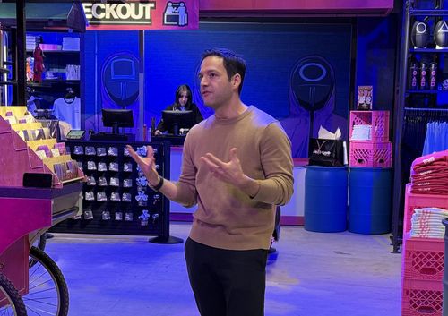 발언하는 조시 사이먼 넷플릭스 부사장(뉴욕=연합뉴스) 넷플릭스는 뉴욕 맨해튼 코리아타운 인근 맨해튼몰에 '오징어게임: 경험'(Squid Game: The Experience)을 개설했다고 12일(현지시간) 밝혔다. 10일 열린 미디어 사전공개 행사에서 조시 사이먼 넷플릭스 소비자제품 담당 부사장이 발언하고 있다. [넷플릭스 제공. 재판매 및 DB 금지] 2024.10.12 photo@yna.co.kr