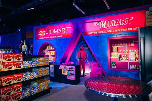 뉴욕 코리아타운에 오징어게임 체험존 개장(뉴욕=연합뉴스) 넷플릭스는 뉴욕 맨해튼 코리아타운 인근 맨해튼몰에 '오징어게임: 경험'(Squid Game: The Experience)을 개설했다고 12일(현지시간) 밝혔다. 사진은 체험존에 마련된 H 마트 팝업스토어와 한국 스낵류 판매대. [넷플릭스 제공. 재판매 및 DB 금지] 2024.10.12 photo@yna.co.kr