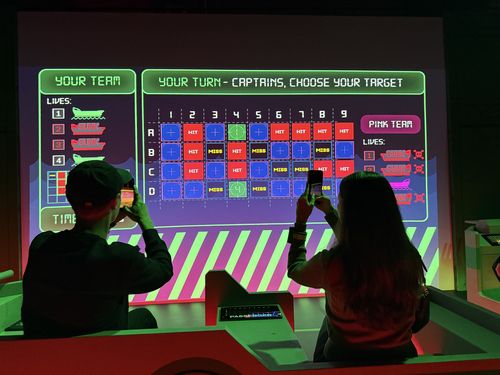 뉴욕에 개장한 오징어게임 체험공간(뉴욕=연합뉴스) 이지헌 특파원 = 넷플릭스는 '오징어게임' 시즌2 공개를 앞두고 뉴욕 맨해튼 코리아타운에 복합 체험공간 '오징어게임: 경험(Squid Game : The Experiences)을 개장했다고 12일(현지시간) 밝혔다. 군함 게임의 참가자가 기념촬영을 하고 있다.2024.10.12 pan@yna.co.kr