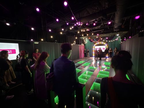 뉴욕에 개장한 오징어게임 체험공간(뉴욕=연합뉴스) 이지헌 특파원 = 넷플릭스는 '오징어게임' 시즌2 공개를 앞두고 뉴욕 맨해튼 코리아타운에 복합 체험공간 '오징어게임: 경험(Squid Game : The Experiences)을 개장했다고 12일(현지시간) 밝혔다. 사진은 '메모리 스텝' 게임. 2024.10.12 pan@yna.co.kr