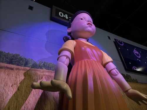 뉴욕에 개장한 오징어게임 체험공간(뉴욕=연합뉴스) 이지헌 특파원 = 넷플릭스는 '오징어게임' 시즌2 공개를 앞두고 뉴욕 맨해튼 코리아타운에 복합 체험공간 '오징어게임: 경험(Squid Game : The Experiences)을 개장했다고 12일(현지시간) 밝혔다. 게임 '무궁화 꽃이 피었습니다'에 등장하는 거대 인형 모형 '영희'. 024.10.12 pan@yna.co.kr