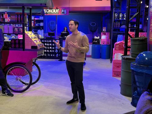 발언하는 조시 사이먼 넷플릭스 부사장(뉴욕=연합뉴스) 넷플릭스는 뉴욕 맨해튼 코리아타운 인근 맨해튼몰에 '오징어게임: 경험'(Squid Game: The Experience)을 개설했다고 12일(현지시간) 밝혔다. 10일 열린 미디어 사전공개 행사에서 조시 사이먼 넷플릭스 소비자제품 담당 부사장이 발언하고 있다. [넷플릭스 제공. 재판매 및 DB 금지] 2024.10.12 photo@yna.co.kr