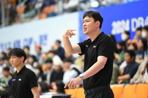 kt의 송영진 감독[KBL 제공. 재판매 및 DB 금지]