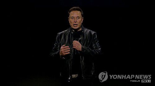 지난 10일(현지시간) 로보택시 소개하는 일론 머스크[테슬라(Tesla)/로이터=연합뉴스. 재판매 및 DB 금지]